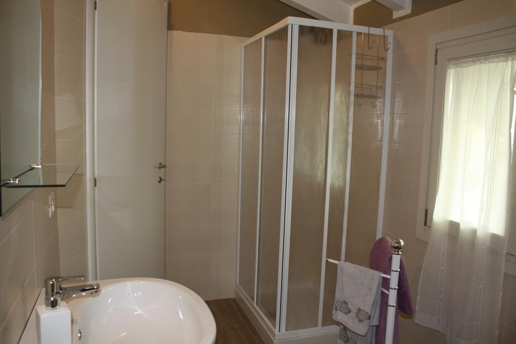 Hotel Il Cortile Friendly House Borgomanero Habitación foto